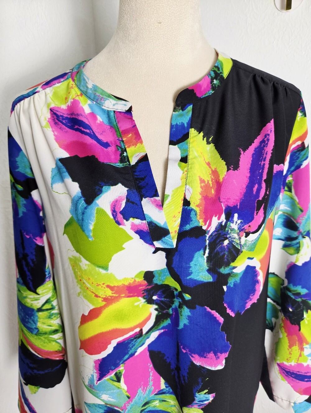 Joan Vass Multicolor Floral Split V-Neck Tunic with Roll-Tab Sleeves, Size Large - Picture 3 of 11
